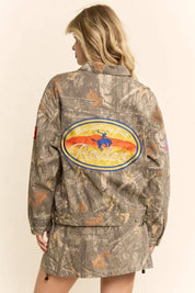 DJ58585J-CROPPED CAMO RODEO JACKET: TAUPE REAL TREE / S-M-L(2-2-2)