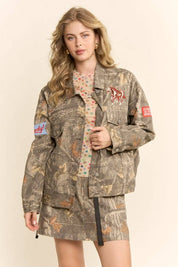 DJ58585J-CROPPED CAMO RODEO JACKET: TAUPE REAL TREE / S-M-L(2-2-2)